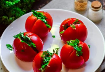 как солить малосольные помидоры