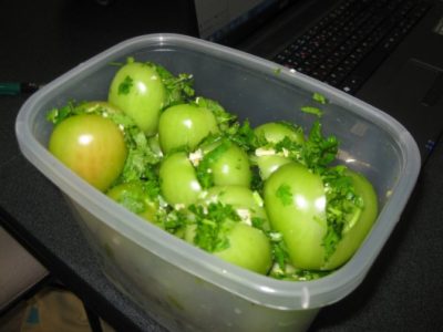 зеленые помидоры с чесноком соленые
